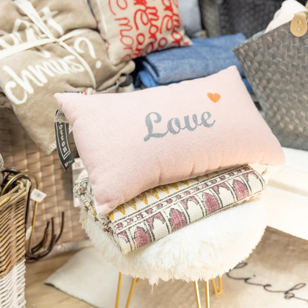 Große Auswahl an Heimtextilien bei wolkenlos und heiter