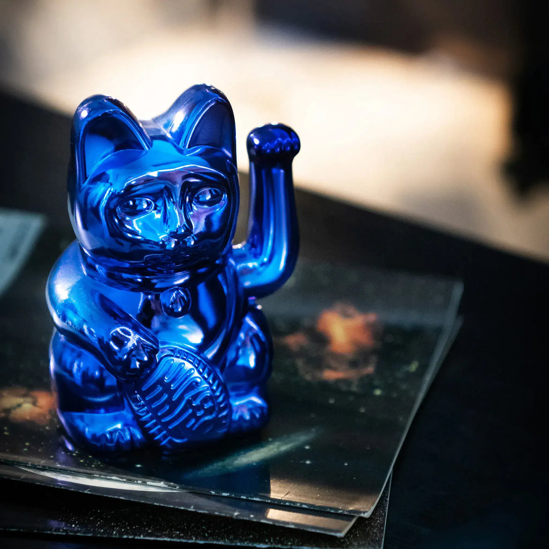 Lucky Cat Cosmic Shiny Blue - Winkekatze "Edition Earth" 15 cm